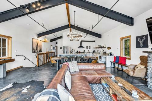 Hans Lodge In Downtown, Sleeps 16+ And Pet Friendly!