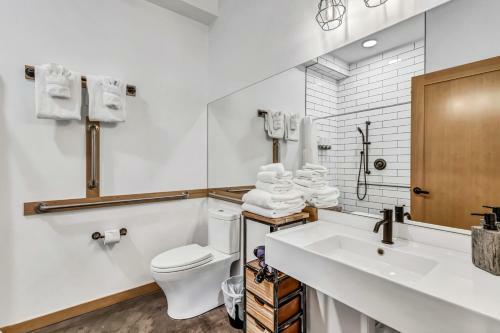 Hans Lodge In Downtown, Sleeps 16+ And Pet Friendly!