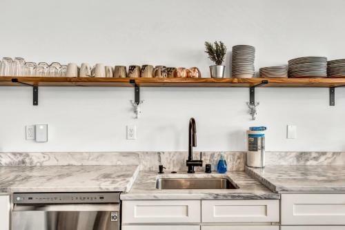 Hans Lodge In Downtown, Sleeps 16+ And Pet Friendly!