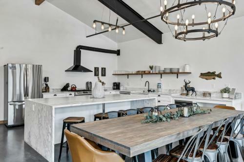 Hans Lodge In Downtown, Sleeps 16+ And Pet Friendly!
