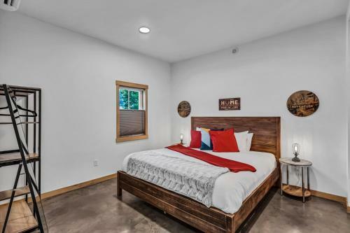 Hans Lodge In Downtown, Sleeps 16+ And Pet Friendly!
