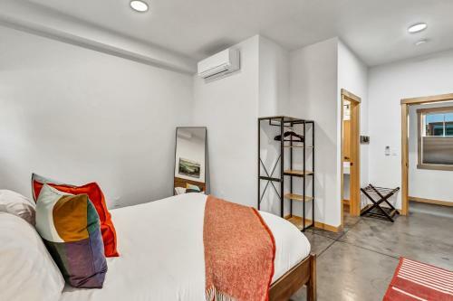 Hans Lodge In Downtown, Sleeps 16+ And Pet Friendly!