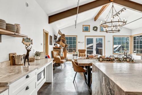 Hans Lodge In Downtown, Sleeps 16+ And Pet Friendly!