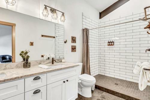 Hans Lodge In Downtown, Sleeps 16+ And Pet Friendly!