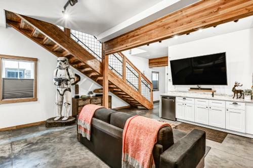 Hans Lodge In Downtown, Sleeps 16+ And Pet Friendly!