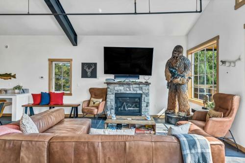 Hans Lodge In Downtown, Sleeps 16+ And Pet Friendly!