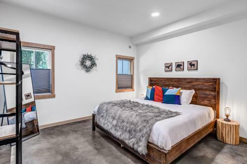 Hans Lodge In Downtown, Sleeps 16+ And Pet Friendly!