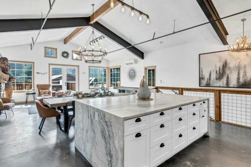 Hans Lodge In Downtown, Sleeps 16+ And Pet Friendly!