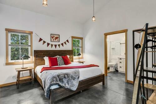 Hans Lodge In Downtown, Sleeps 16+ And Pet Friendly!