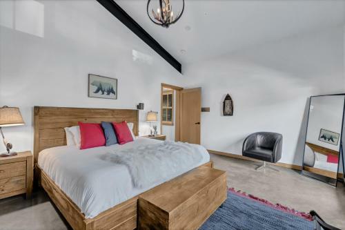 Hans Lodge In Downtown, Sleeps 16+ And Pet Friendly!