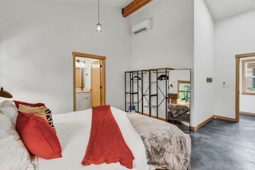Hans Lodge In Downtown, Sleeps 16+ And Pet Friendly!