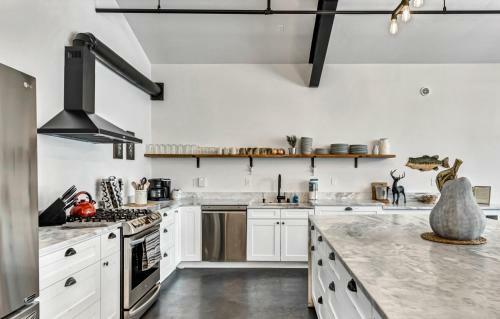 Hans Lodge In Downtown, Sleeps 16+ And Pet Friendly!