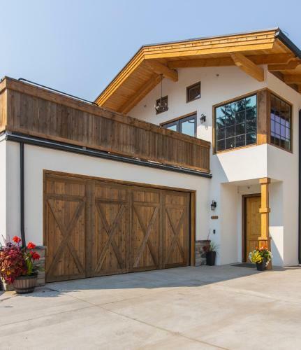 Hans Lodge In Downtown, Sleeps 16+ And Pet Friendly!