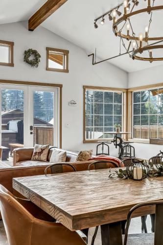 Hans Lodge In Downtown, Sleeps 16+ And Pet Friendly!