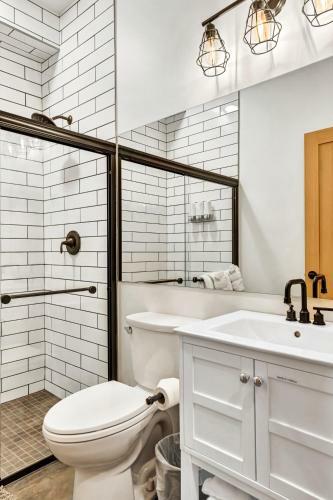 Hans Lodge In Downtown, Sleeps 16+ And Pet Friendly!