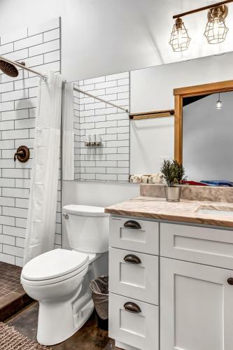 Hans Lodge In Downtown, Sleeps 16+ And Pet Friendly!