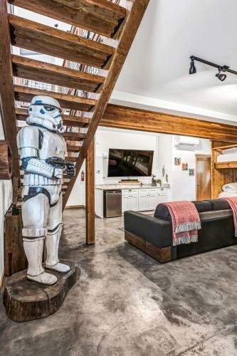 Hans Lodge In Downtown, Sleeps 16+ And Pet Friendly!