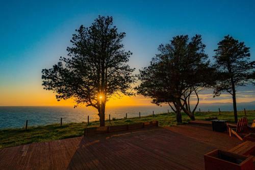 Chic Oceanfront Retreat With Deck And Mountain Views!