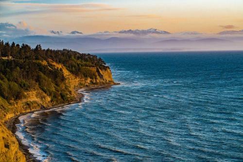 Chic Oceanfront Retreat With Deck And Mountain Views!