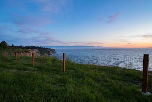 Chic Oceanfront Retreat With Deck And Mountain Views!