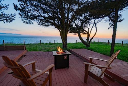 Chic Oceanfront Retreat With Deck And Mountain Views!