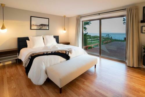 Chic Oceanfront Retreat With Deck And Mountain Views!
