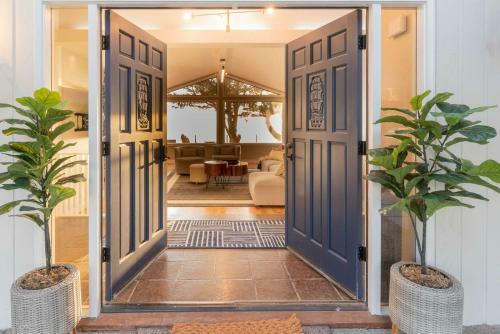 Chic Oceanfront Retreat With Deck And Mountain Views!