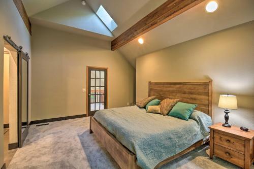 Quiet 40-acre Rochester Forest Lodge Hot Tub