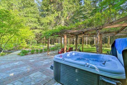 Quiet 40-acre Rochester Forest Lodge Hot Tub