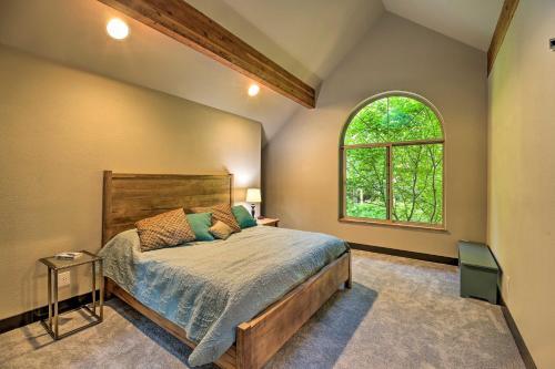 Quiet 40-acre Rochester Forest Lodge Hot Tub