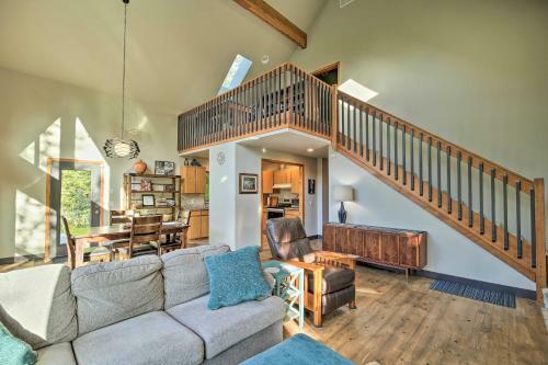 Quiet 40-acre Rochester Forest Lodge Hot Tub