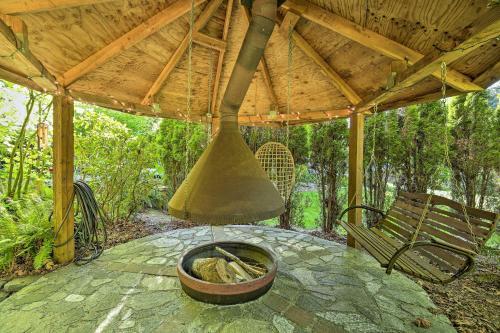 Quiet 40-acre Rochester Forest Lodge Hot Tub