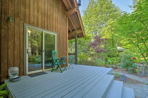 Quiet 40-acre Rochester Forest Lodge Hot Tub