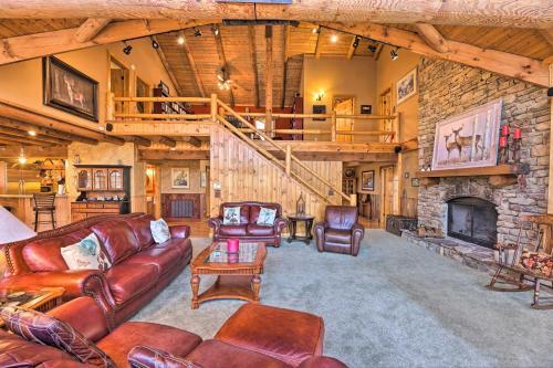 Serenity On The River Luxe Lewisburg Cabin!