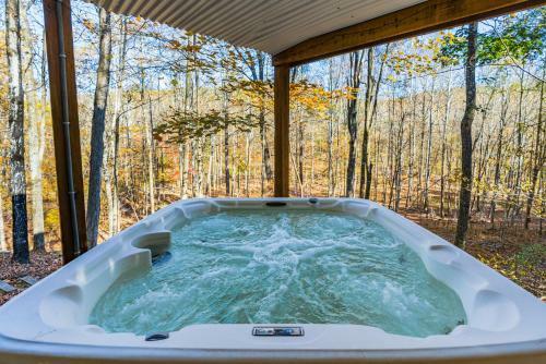 Chalet Cabin W Private Creek, Hot Tub, Huge Deck!