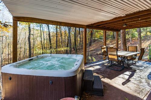 Chalet Cabin W Private Creek, Hot Tub, Huge Deck!