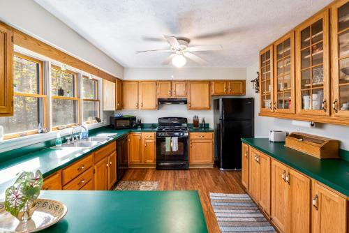 Chalet Cabin W Private Creek, Hot Tub, Huge Deck!