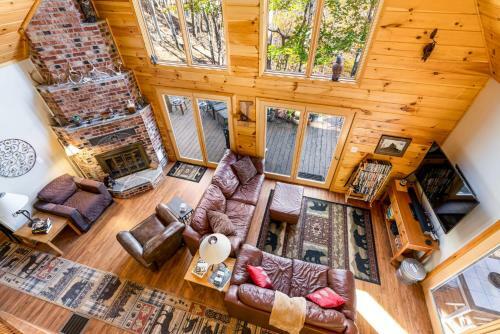 Chalet Cabin W Private Creek, Hot Tub, Huge Deck!