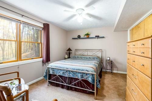 Chalet Cabin W Private Creek, Hot Tub, Huge Deck!