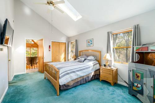 Chalet Cabin W Private Creek, Hot Tub, Huge Deck!