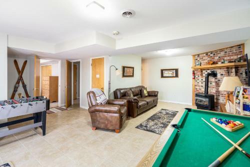 Chalet Cabin W Private Creek, Hot Tub, Huge Deck!