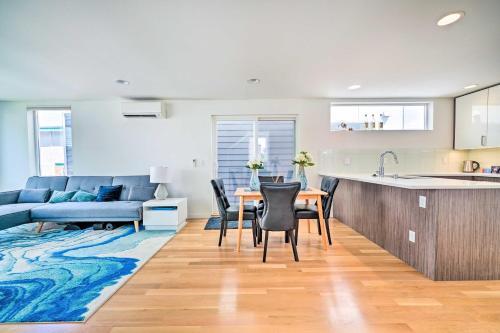 Modern Seattle Townhome With Rooftop Deck!