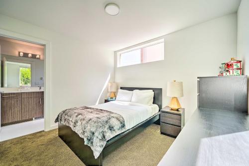 Modern Seattle Townhome With Rooftop Deck!