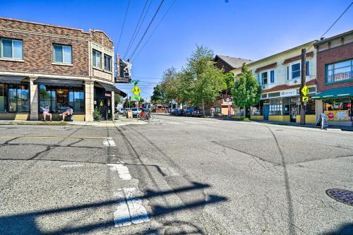 Modern Seattle Townhome With Rooftop Deck!