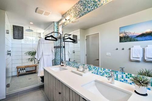 Stylish Getaway With Canal And Mtn Rooftop Views!