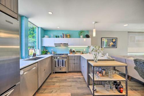 Stylish Getaway With Canal And Mtn Rooftop Views!