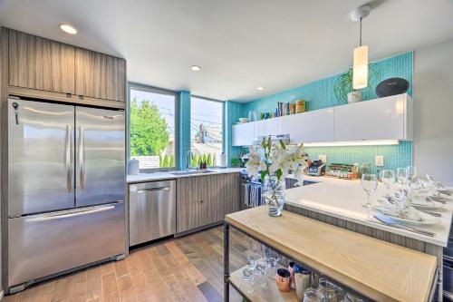 Stylish Getaway With Canal And Mtn Rooftop Views!