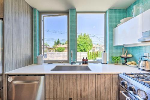 Stylish Getaway With Canal And Mtn Rooftop Views!