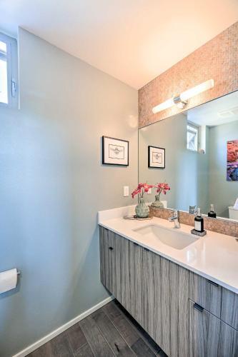 Stylish Getaway With Canal And Mtn Rooftop Views!