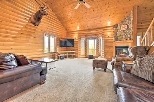 Hillside Hideaway With Hot Tub And Heated Patio!